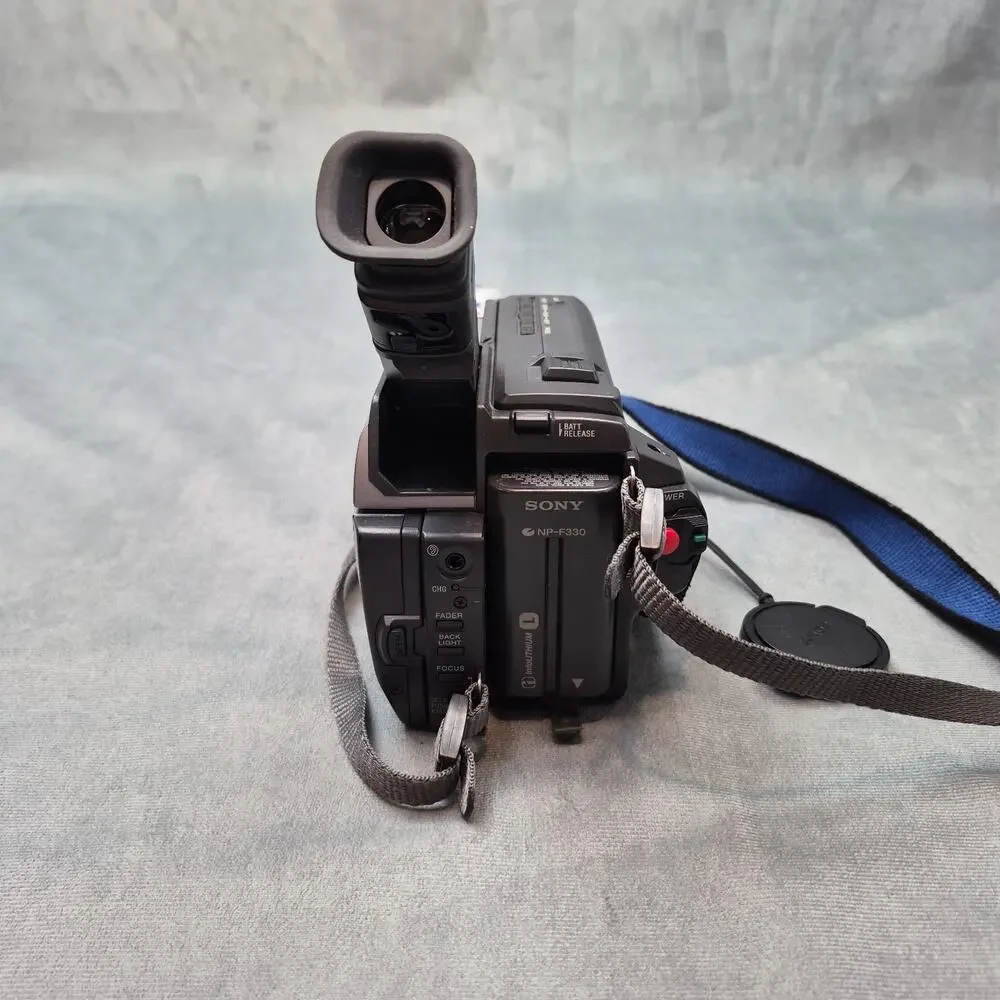Sony CCD-TRV68 Handycam NTSC Video Hi8 Camcorder w Charger Bundle - Tested